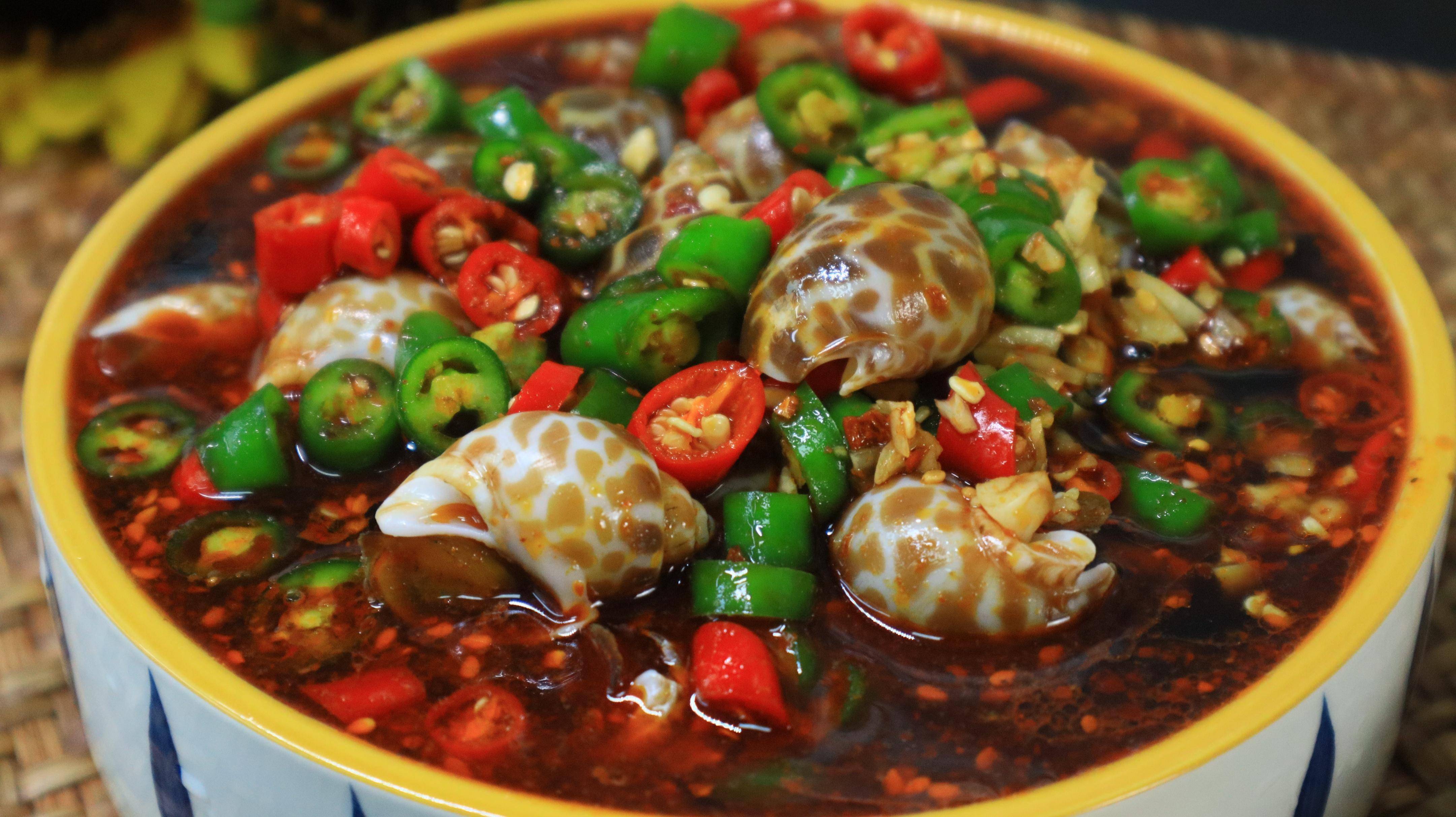 主要食材:花螺,红椒,青椒,大蒜1,花螺加一勺盐,用双手抓搓一会儿,把