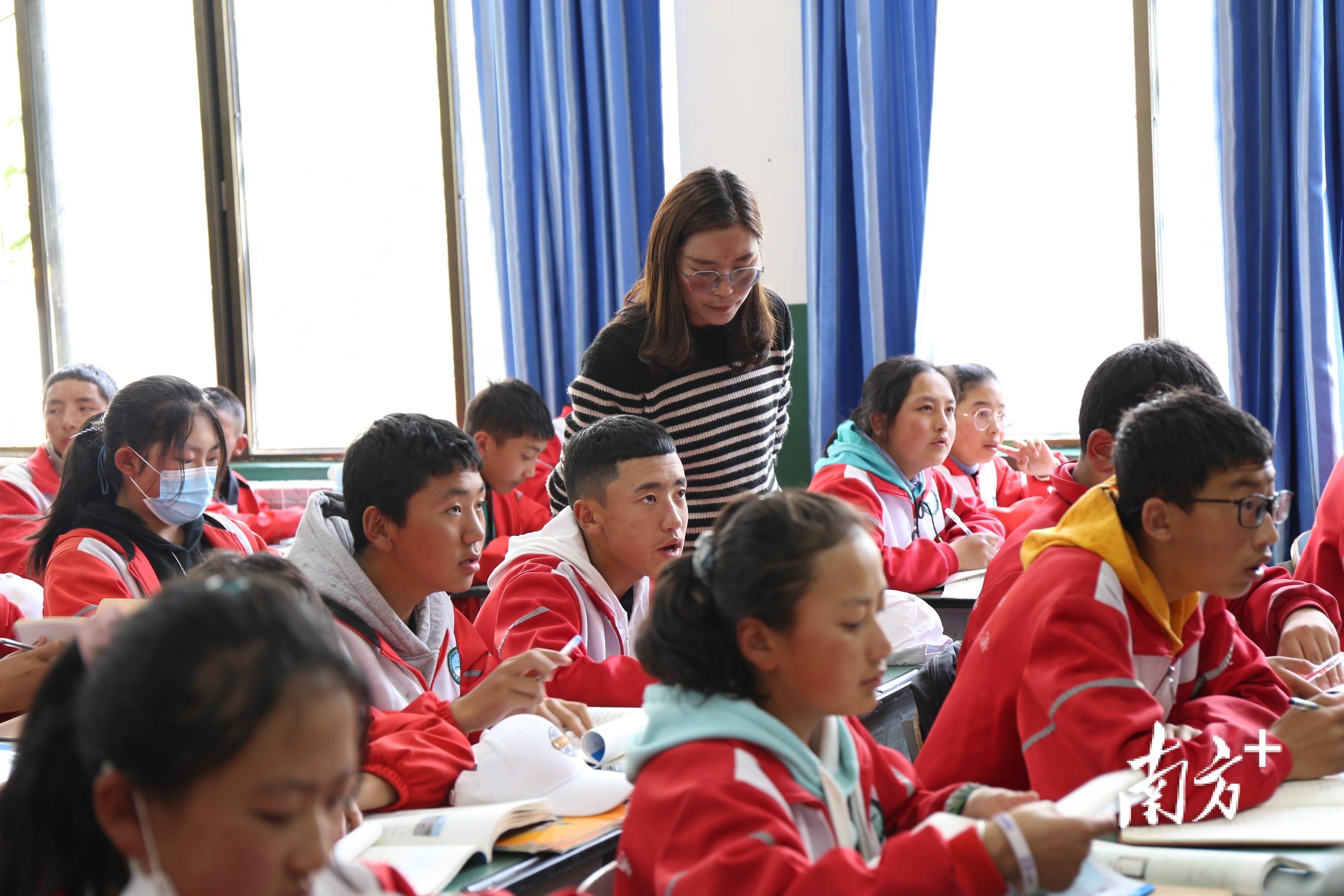 工布江达县中学老师达娃央宗正在教导学生.