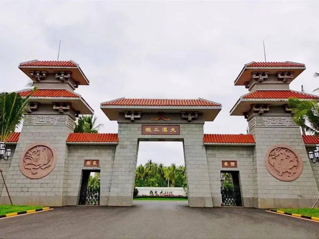 大汉三墩这里是也有滩涂的小蟹小虾这里既有绿油油的红树林这里有惊涛