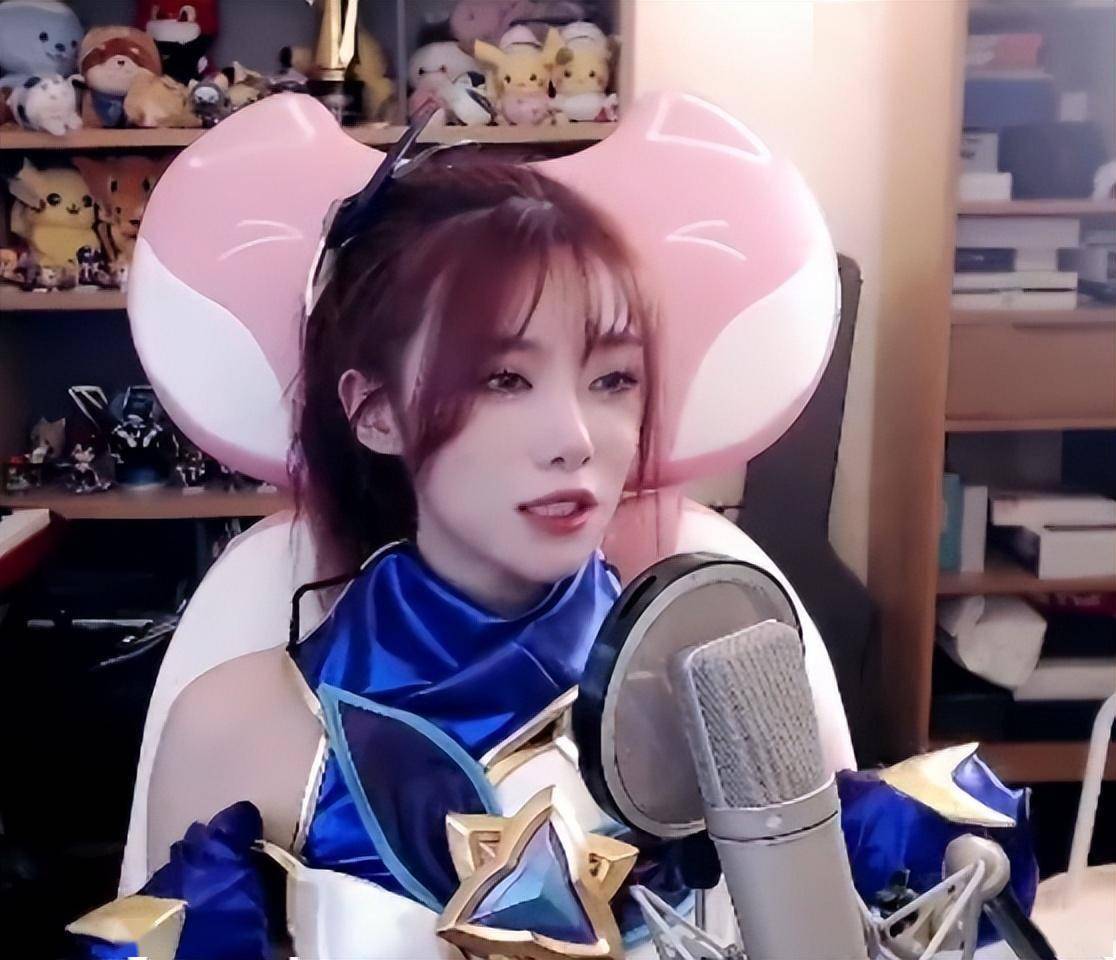 lpl主持小钰cos星守阿卡丽网友义进打完比赛还要继续对线