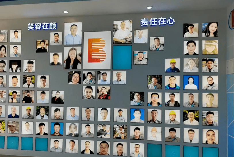 重点介绍了光大所有员工的笑脸墙,又带同学们到会议室,看了企业宣传