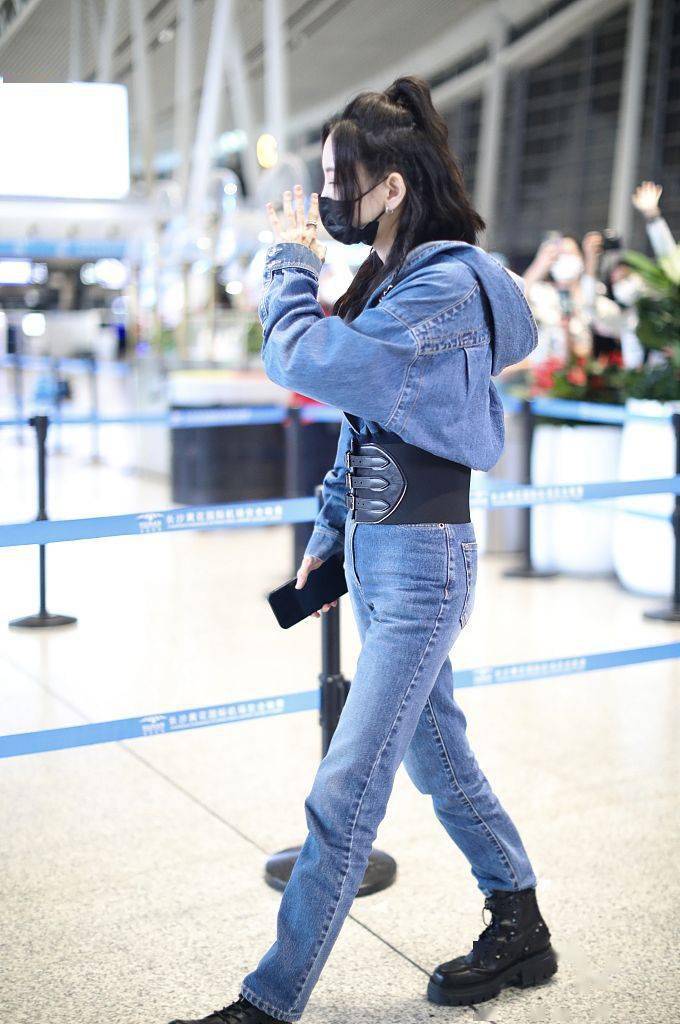 于文文高马尾搭配牛仔套装酷感十足 黑色腰封冷御精致_厚底_长沙_机场