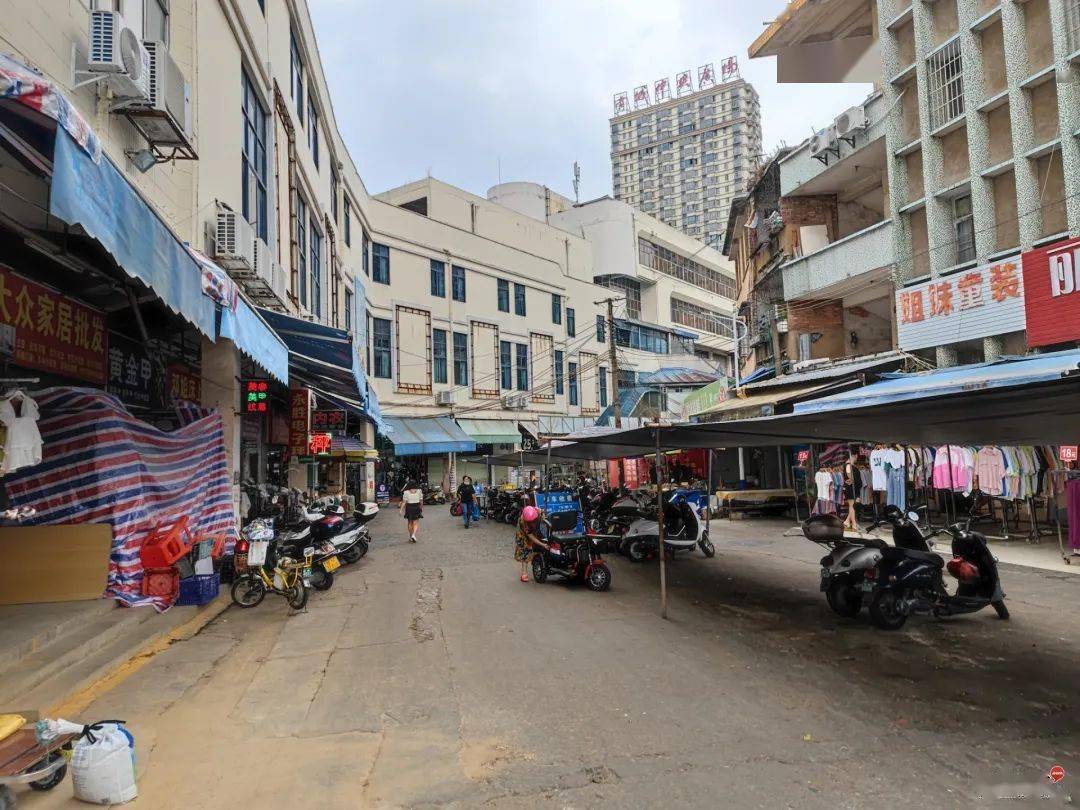 网友实拍丨东风市场二楼空了好多商铺