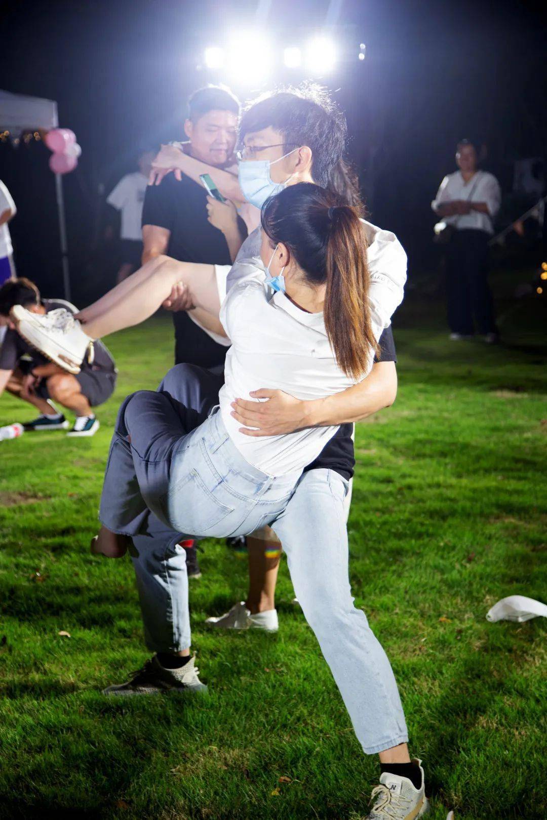 第二环节:公主抱;顾名思义将对方像公主一样抱在胸前,要求被抱者脚不