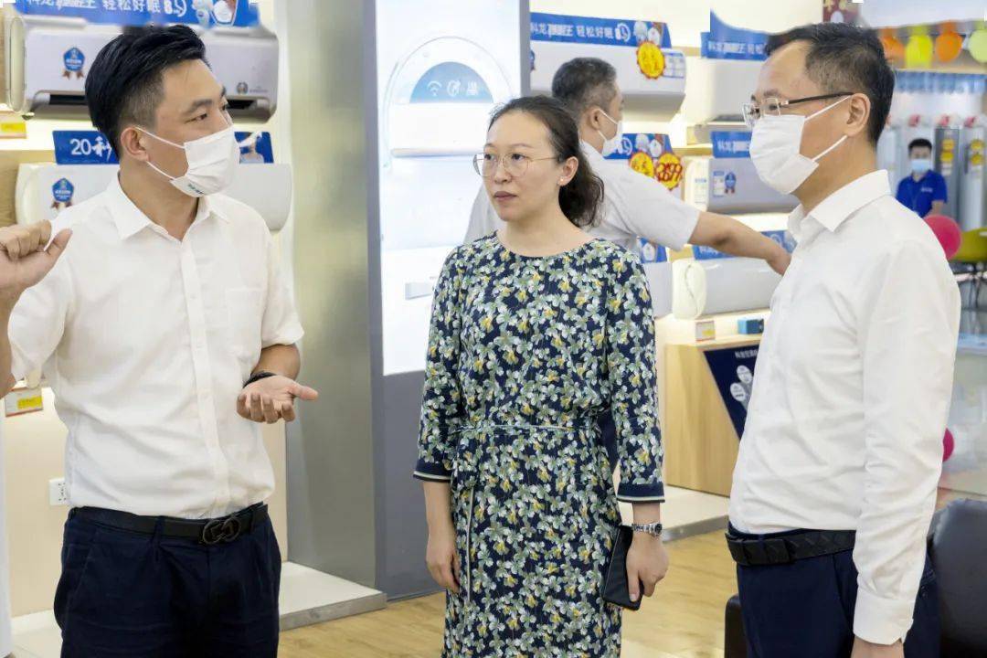 8月4日,海信集团总裁贾少谦一行到访龙贵集团,集团董事长杨楠进行了