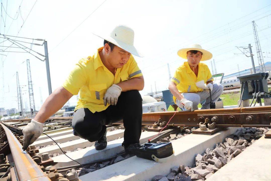 伏天正午信号工们在干啥