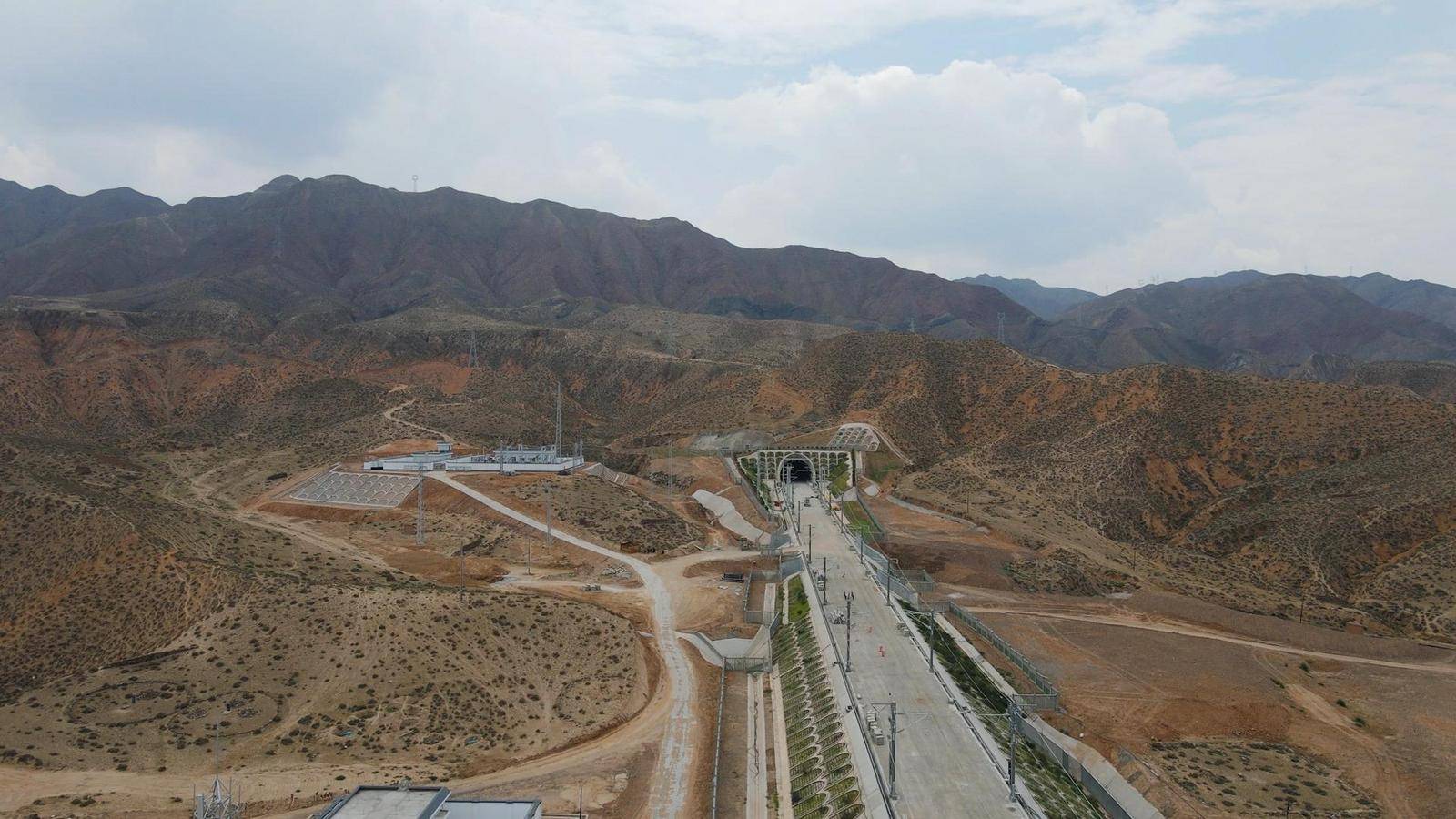 奋战1386天西北在建客专第一长隧道银兰高铁香山隧道贯通