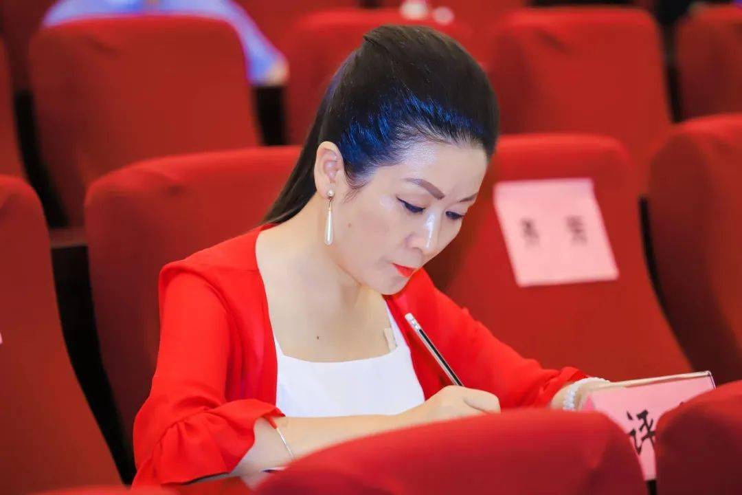 职业学院教授,全国专业社会工作领军人才,中国青年志愿者协会理事齐芳