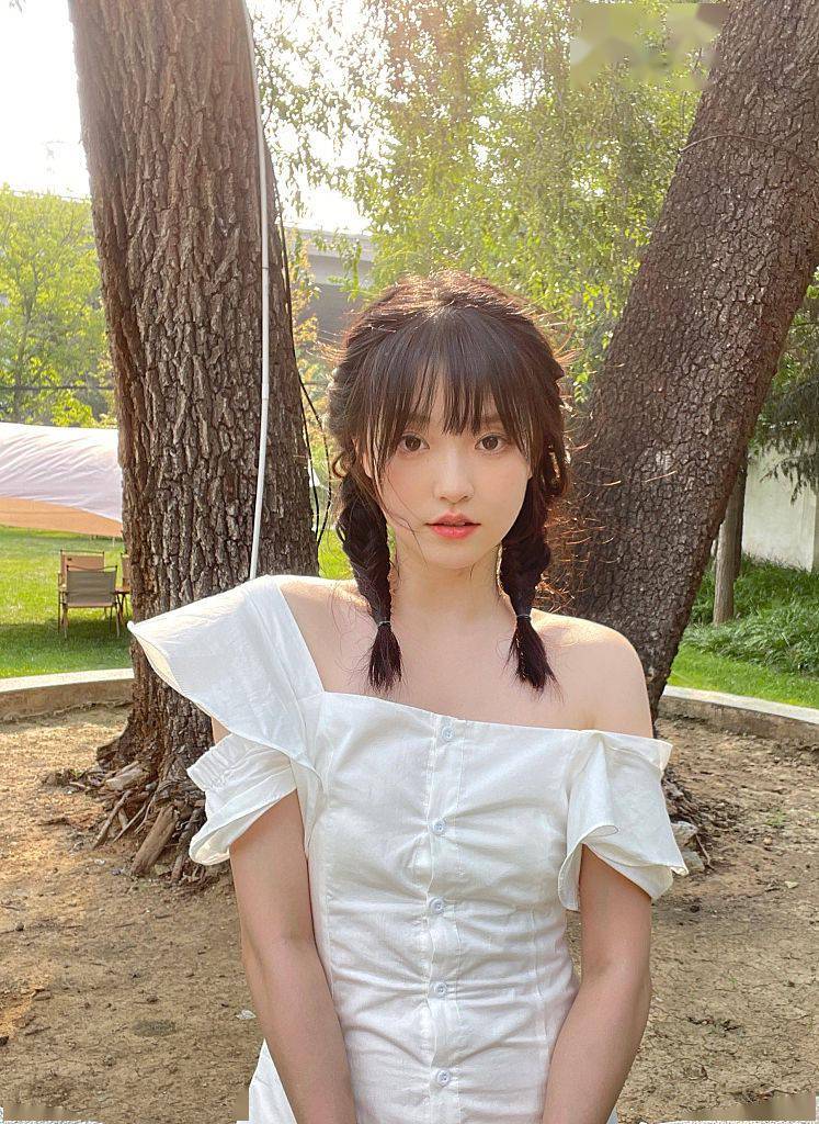 张楚寒发布双马尾白裙造型写真 清纯甜美初恋脸让人心动_张楚寒_写真_