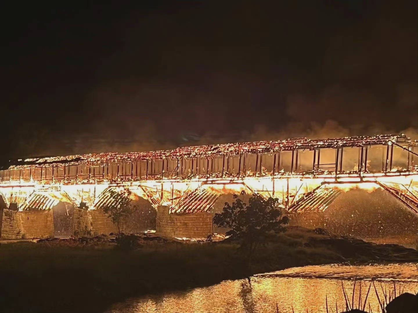“屏南”国内最长木拱廊桥万安桥被烧毁，当地公安刑侦部门介入