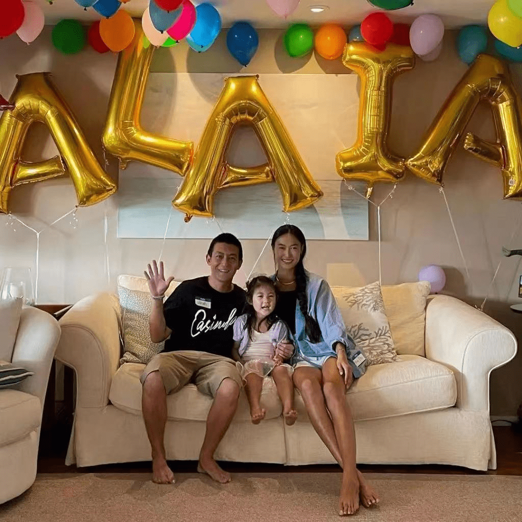 面无表情,41岁陈冠希晒一家三口合照被狠批,网友:太诡异