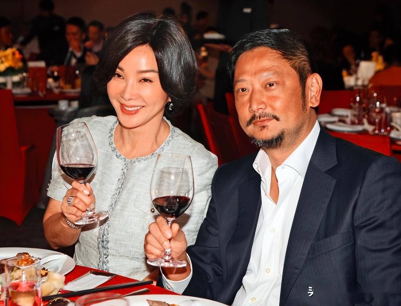 66岁影星陈美凤高调示爱,七夕与男友亲密合影,亿万家产绯闻不断_前夫