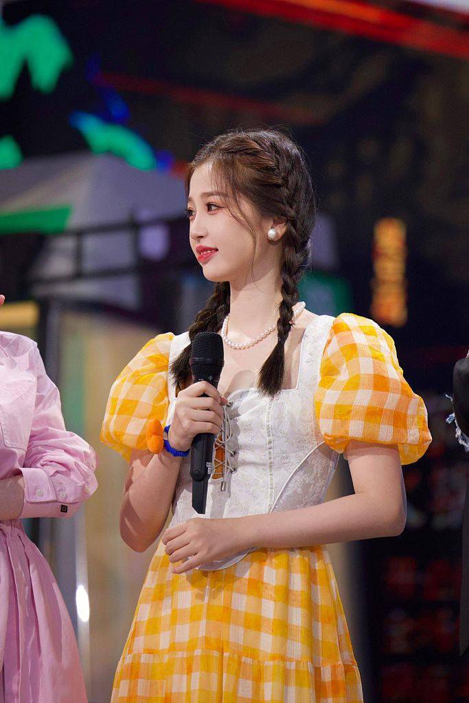 虞书欣发布你好星期六花絮照扎双麻花辫穿小黄裙明媚少女