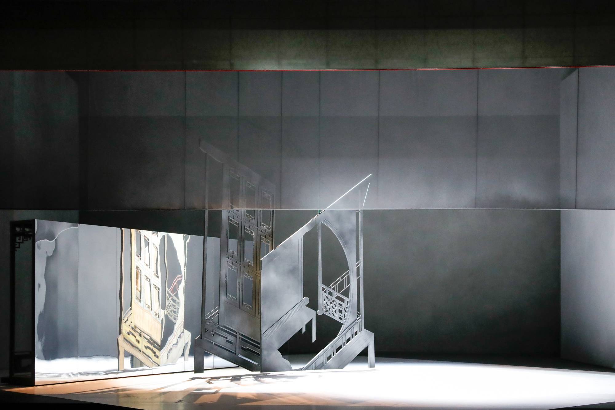 大剧院版重逢牡丹亭揭开面纱镜面舞台苏绣戏服带你体验梦中梦