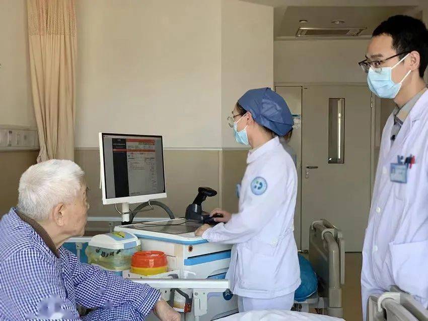 就在争分夺秒抢救之时,患者仍然发生心跳骤停,在吴云龙副主任的指