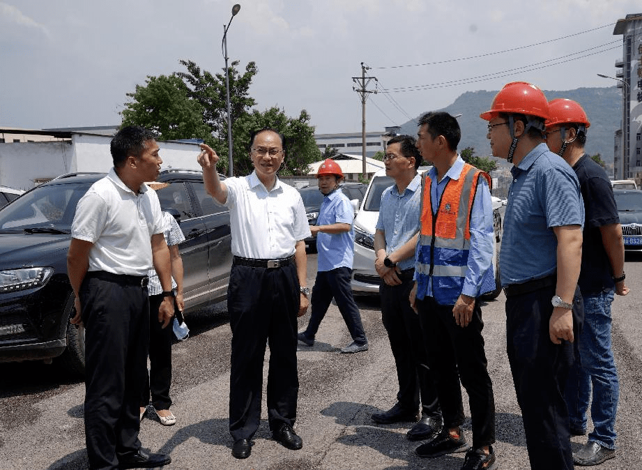 在中交錦悅項目,茶惠大道項目施工現場,建築工人們忙著各項施工作業