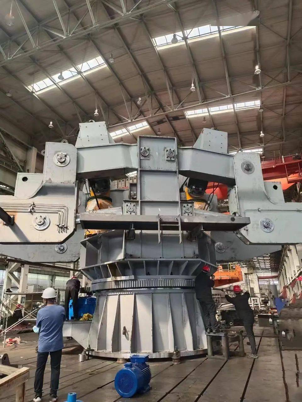 一线动态机制公司完成中重院象盛钢包回转台制作