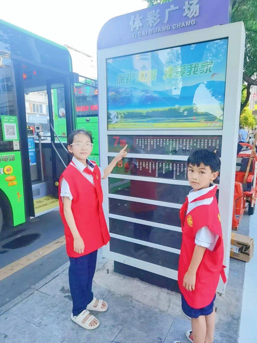 信阳市三小:争做城市小管家 红领巾引领文明新风尚_创文_行人_少先