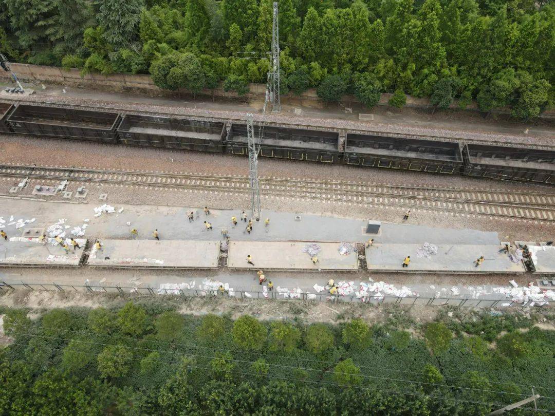 在广武车站老外勤房西侧,有一个大土坑,里面常年堆积着路料和垃圾