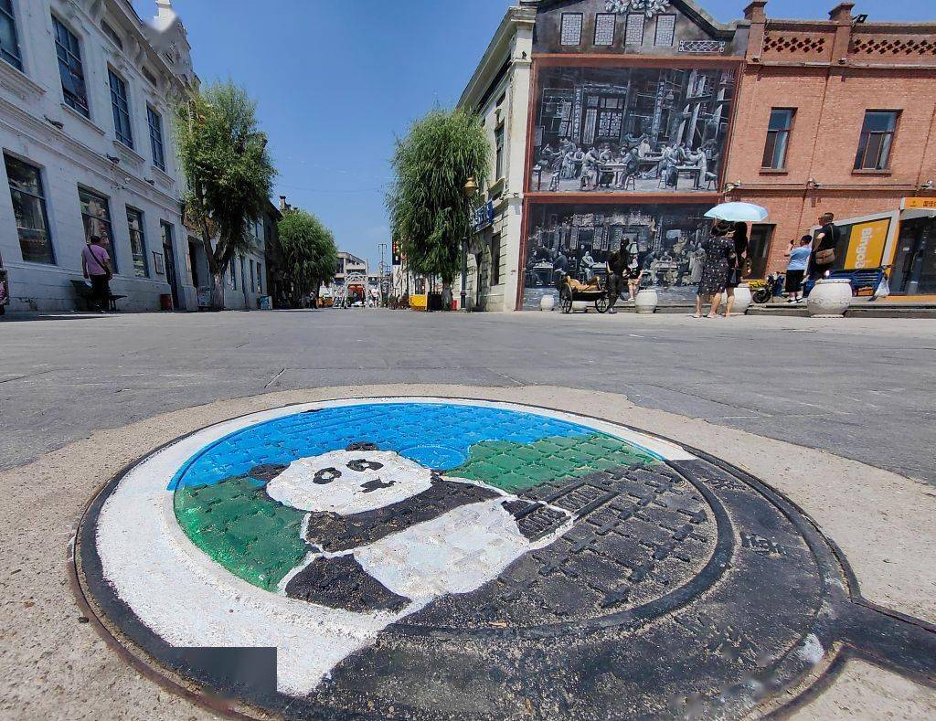 哈尔滨井盖彩绘装扮百年老街趣味横生