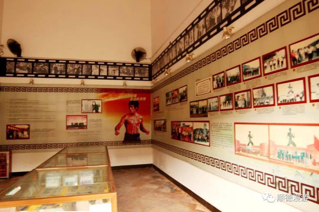 取名李振藩,其意"名震三藩市"1940年,其父参演粤语电影《金门女》,需