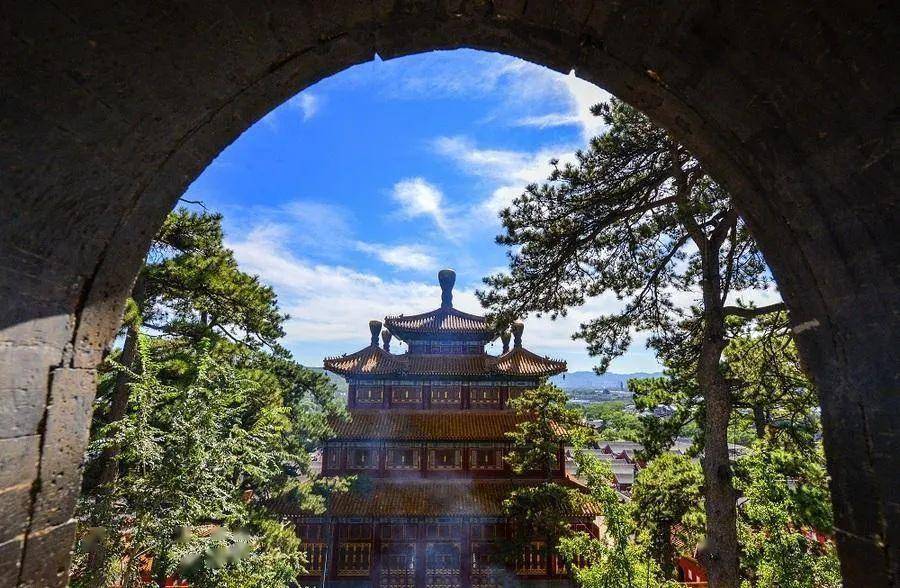 智者指点你路途迷津燃香,虔诚祈求你一世平安普宁寺景区坐落于避暑