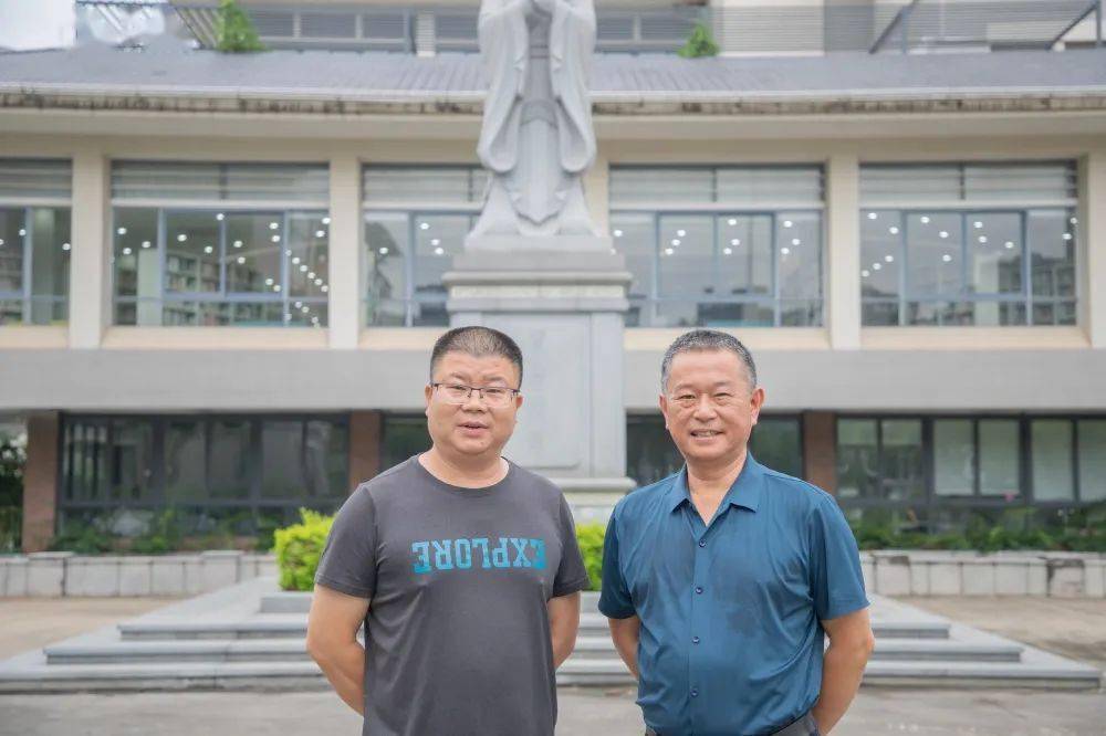 校长谢大海,顺德一中外国语学校曾祥明校长等领导向兴国三中教师表示