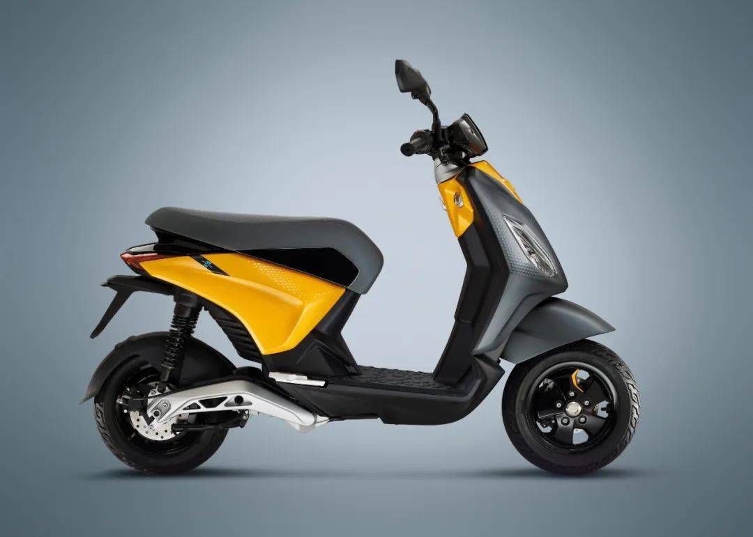 比亚乔这款电动新车采用了主流的踏板式设计,整个车身跟国内在售的