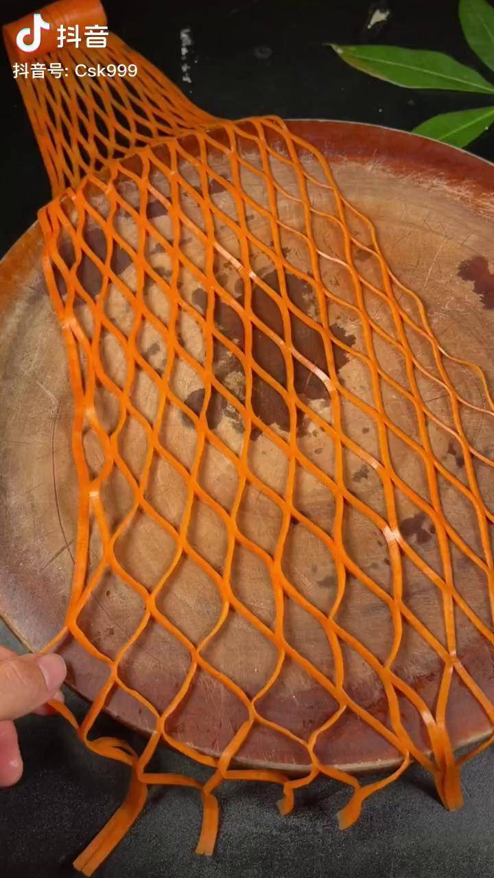 我是阿蔡,每天分享美食和雕刻,今天分享胡萝卜切鱼网花刀详细教学