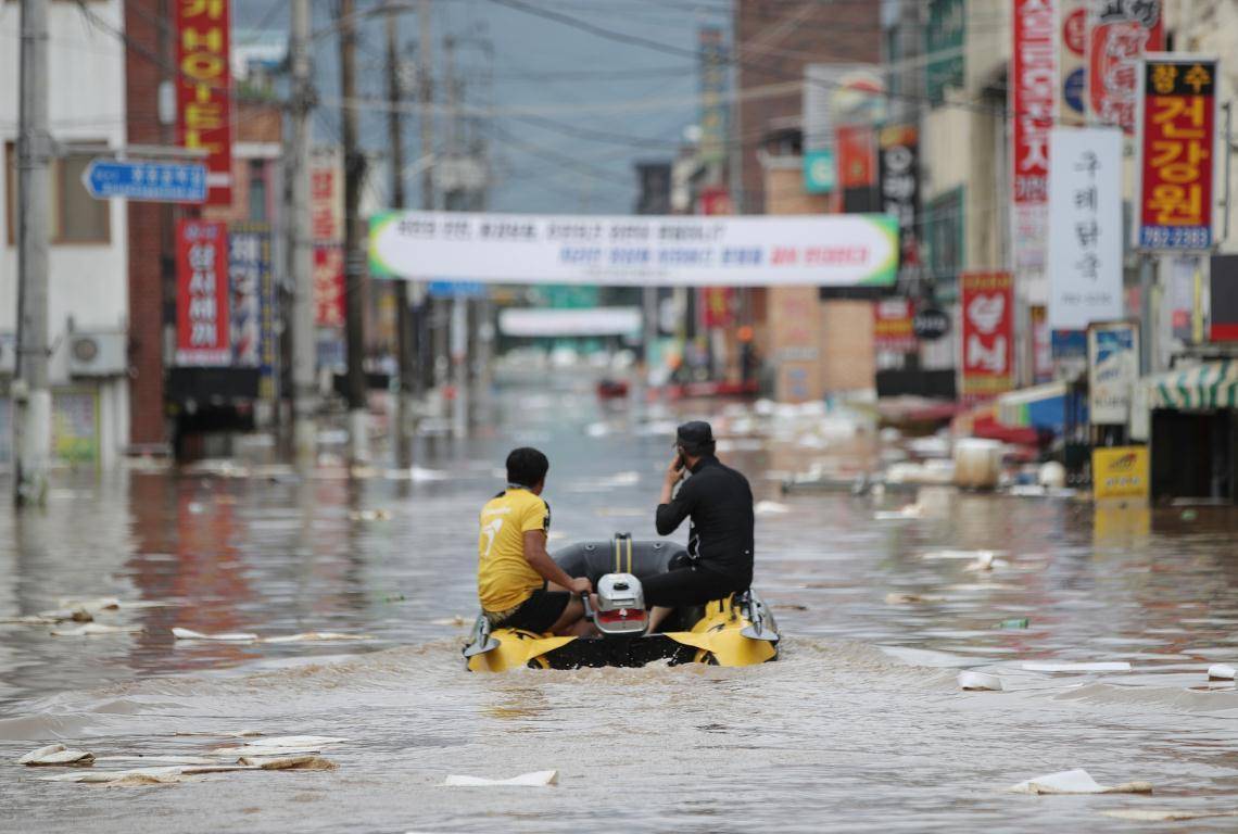 尹锡悦致歉！韩国暴雨遇难人员升至10人，含两名中国公民，中国外交部发声！暴雨致地下室内居民死亡，外媒：令人想起电影《寄生虫》