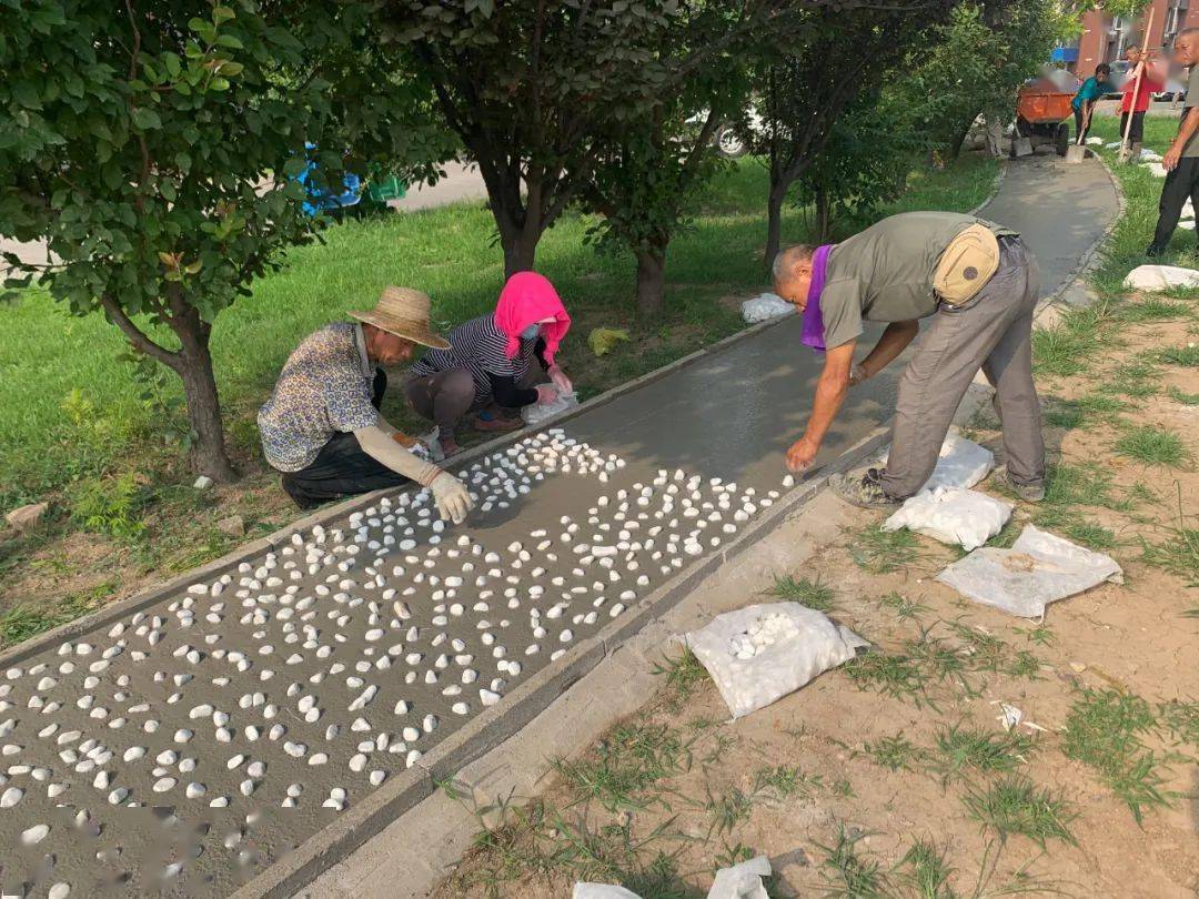 铺上石子,形成石子路,石子路能够使脚底受到较强的刺激,从而达到按摩