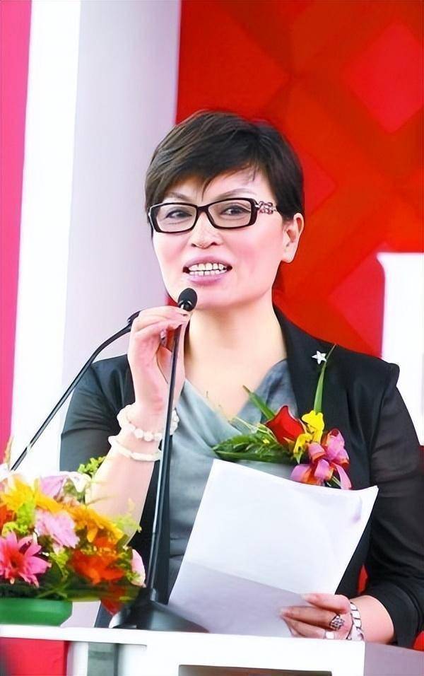 央视名嘴李瑞英主持28年0失误退休后衣着朴素生活却十分幸福