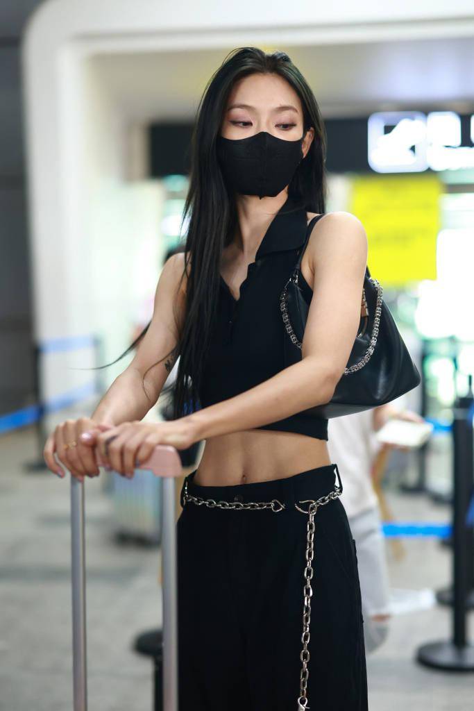 曾可妮黑色露脐背心搭配高腰裤 夏日辣妹穿搭get_黄花_腹肌_长沙