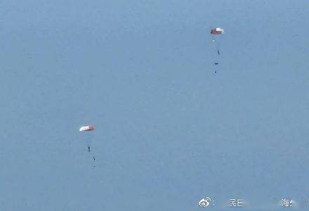 突发！韩国一架F-4鬼怪战机坠海 飞行员跳伞画面曝光