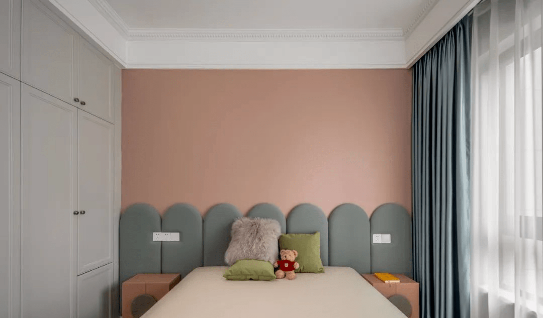 儿童房特地选择饱和度较低的乳胶漆,灰色软包护墙,造型可爱富有
