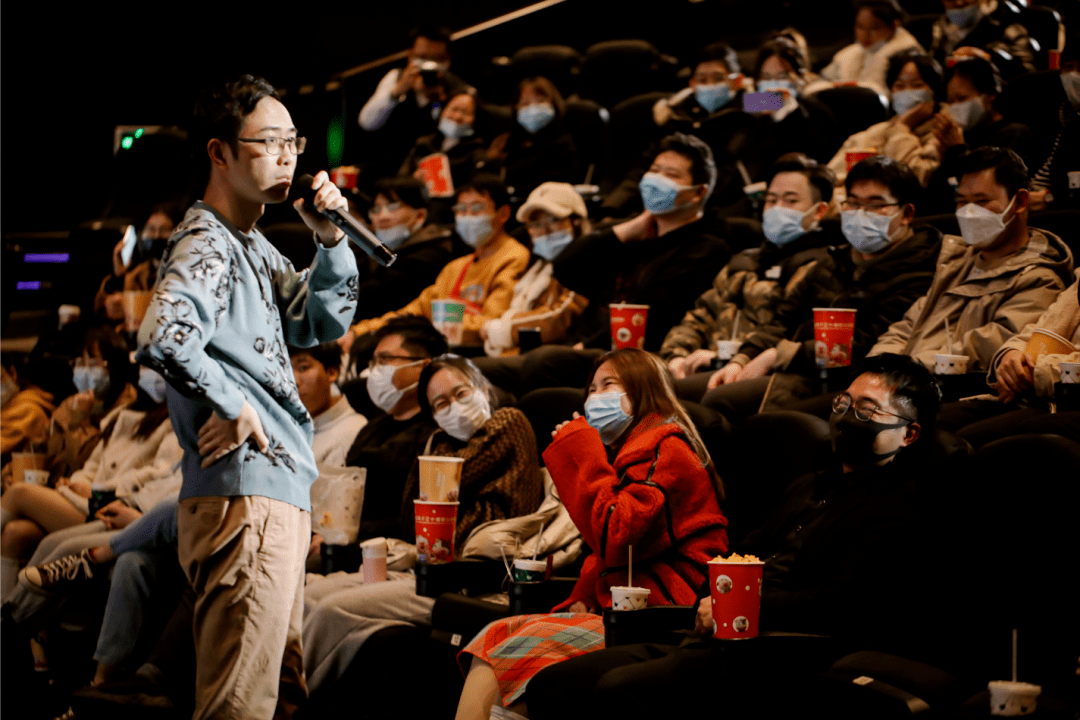 也许你们觉得所有的脱口秀演员都应该是个社牛吧,不好意思,本人就是个