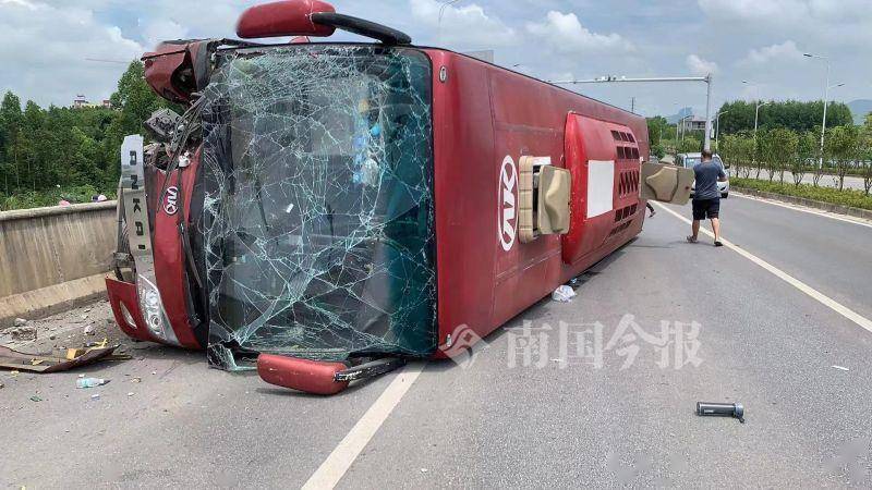 柳州-东莞大巴车失控侧翻,多名乘客受伤!