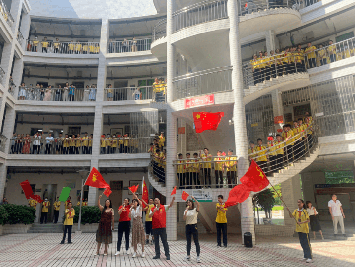 惠州市惠港中学开展庆祝活动.