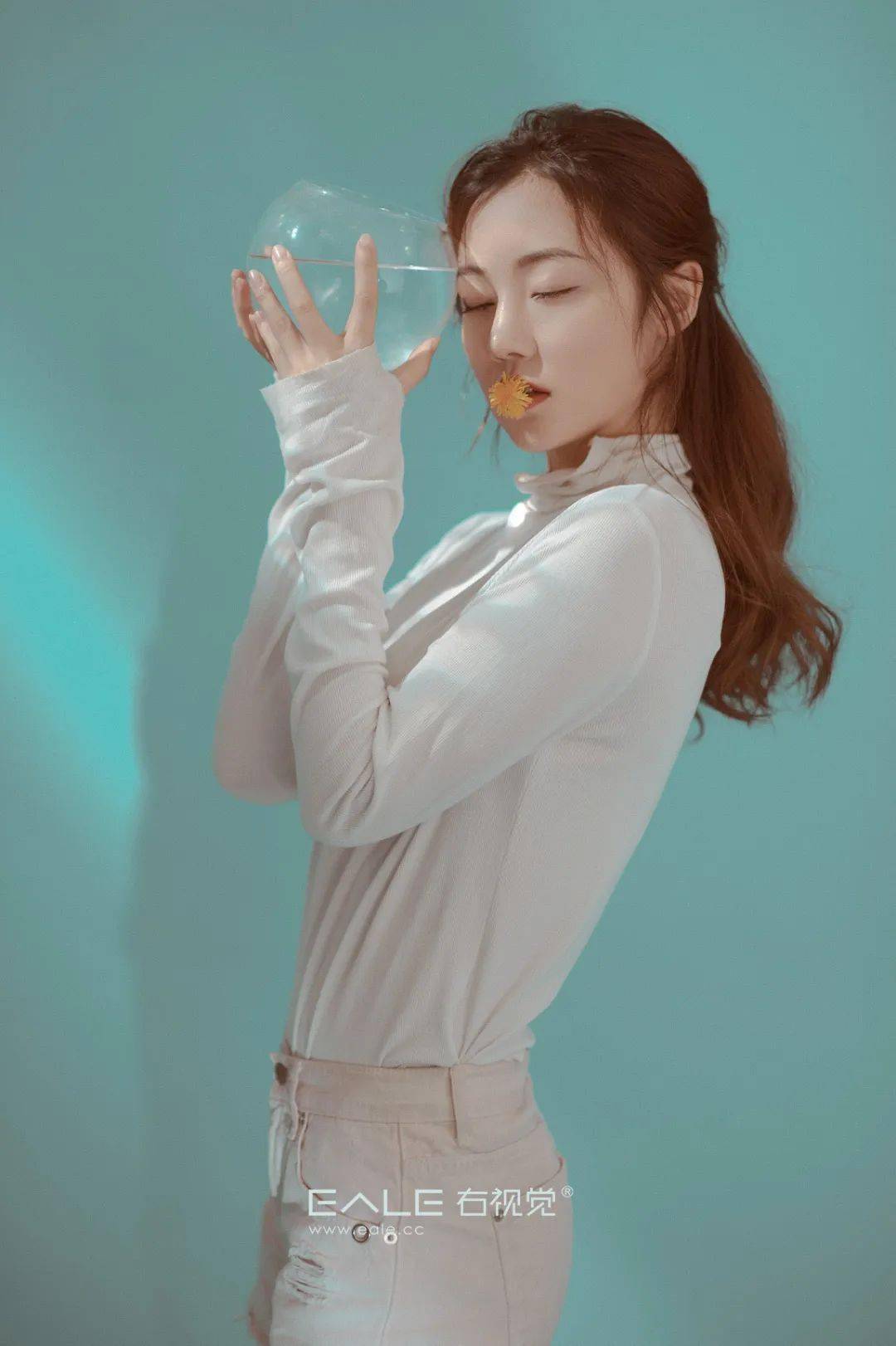 轻松失去平衡最灵动抱腿pose最让人心疼来个反坐更随性腿一上一下显腿