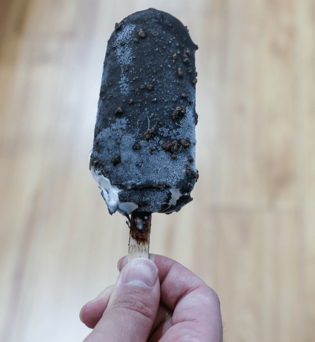 中间的整块巧克力脆饼,还包裹着满满的酥脆可可球,就算胖三斤,好料菌