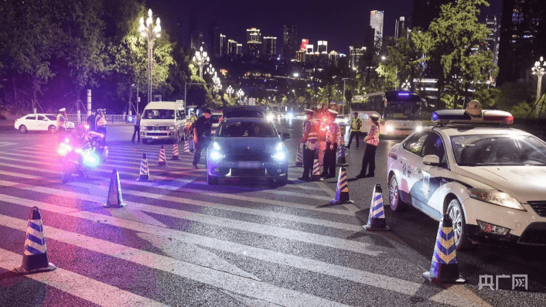 重庆南岸警方启动第二次夏夜治安巡查宣防行动