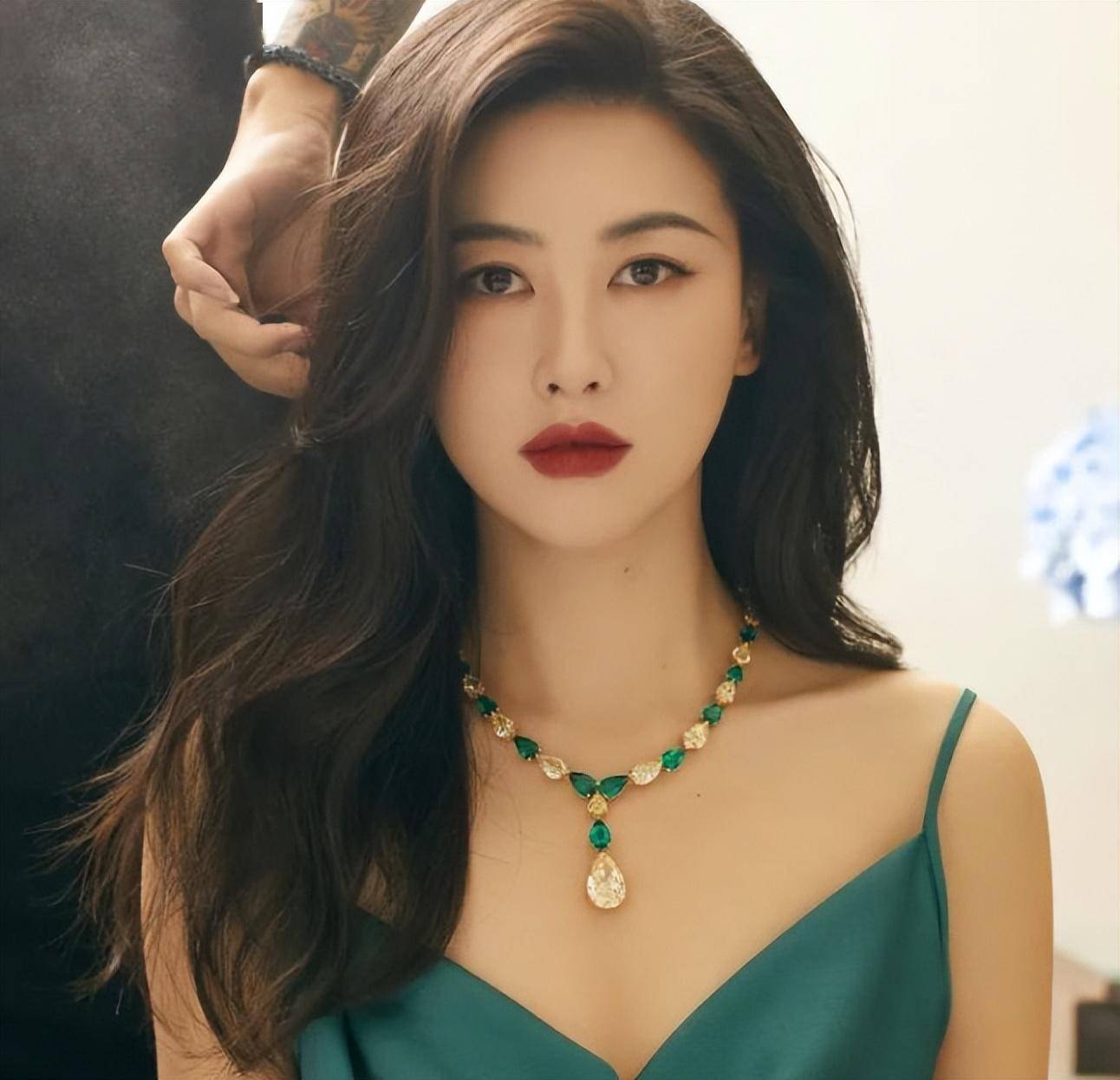 她的脸部轮廓流畅,颇具肉感,五官端正舒展,并不显得局促,天庭饱满