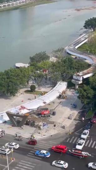 四川德阳：一在建人行天桥发生事故已致1死1伤
