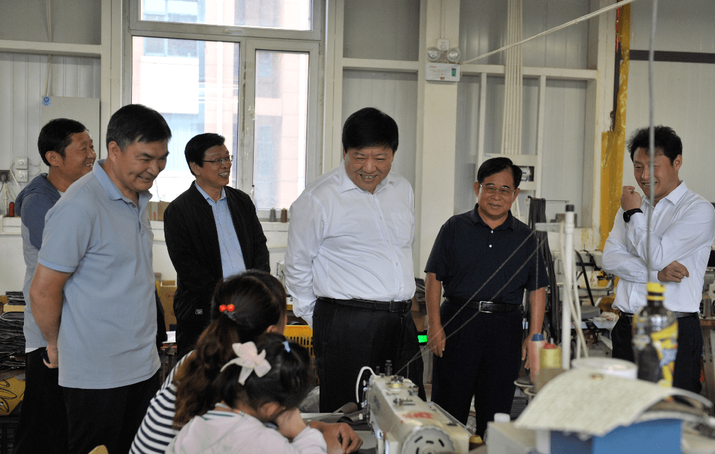 8月9日,省人大常委会党组书记,常务副主任袁桐利赴阜平县调研并慰问省