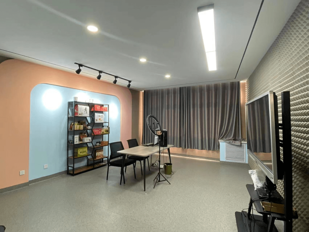 制作中心等,其中直播间有 10 多间,短视频剪辑工位 8 个,签约主播16名