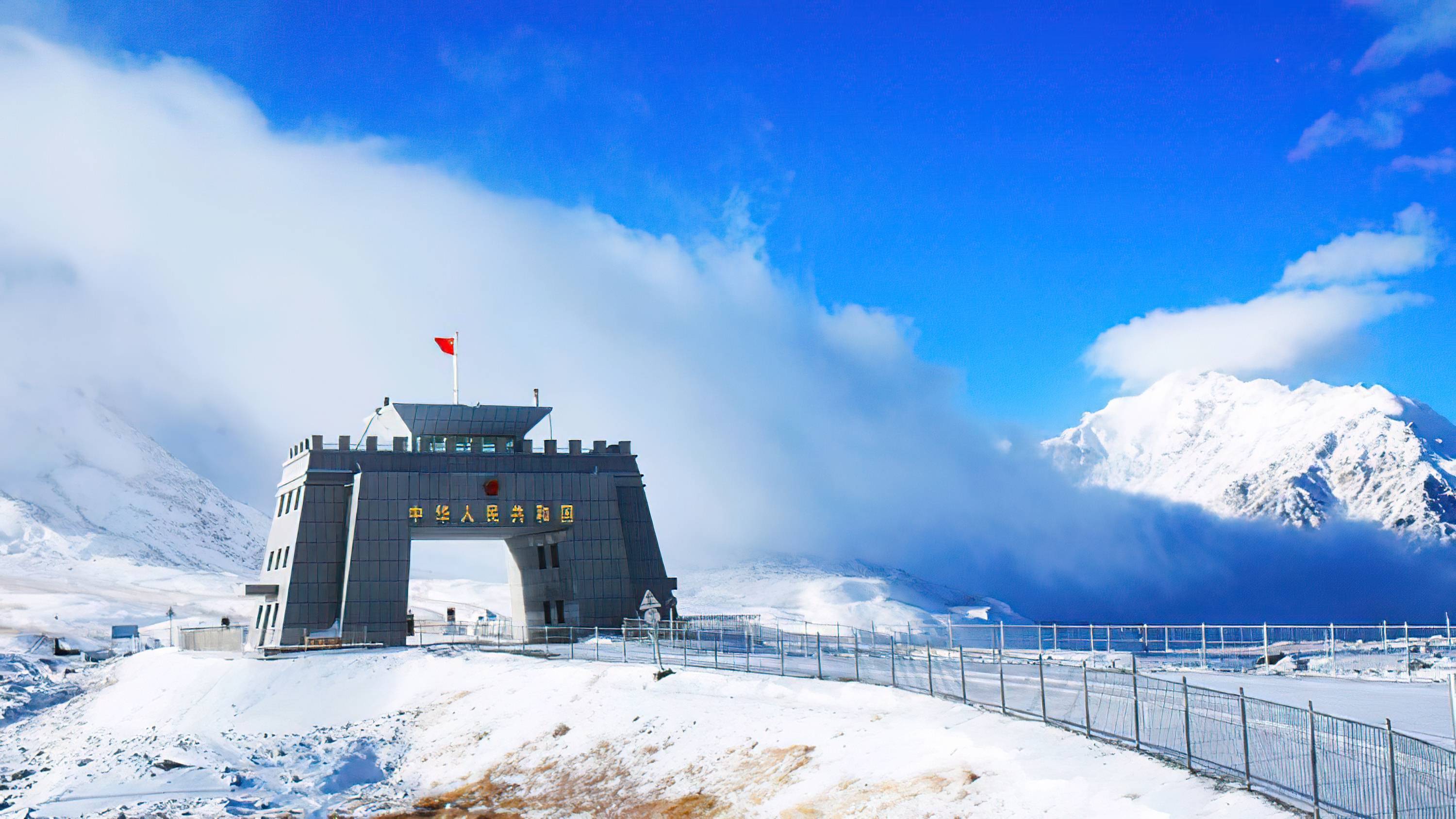 海拔5100米,手指冻粘在钢板上……这是他在红其拉甫18年来的执勤日常