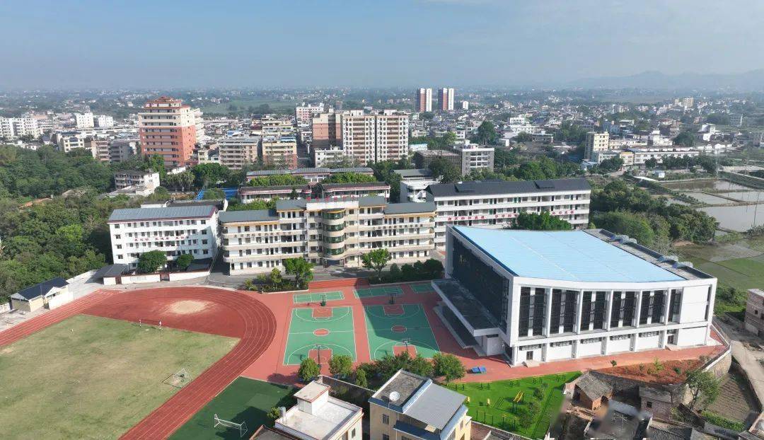 兴宁坭陂中学:35名教师获奖励!本科43人,特控线(重点)7人!