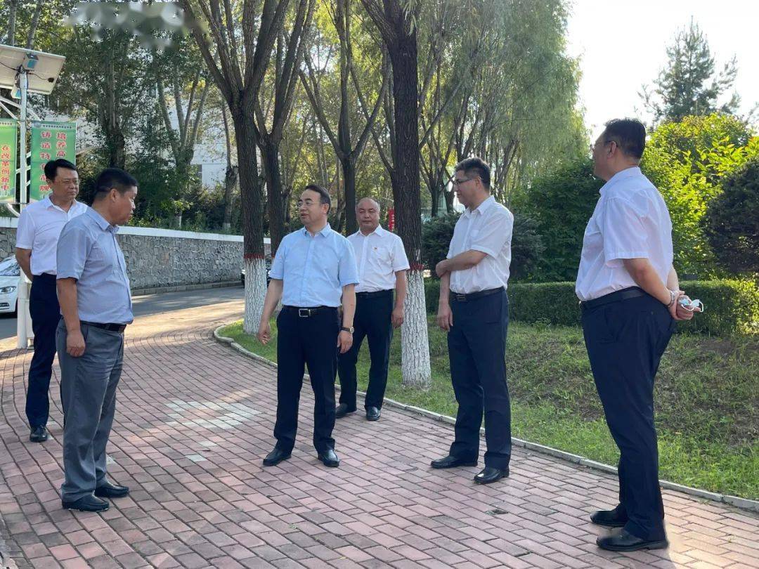 哈尔滨市教育局局长何泉,阿城区副区长赵立君,省教育厅有关同志陪同