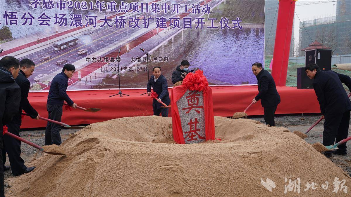 180片百吨重的预制梁 大悟交警一路 护航 三桥 运梁 工程