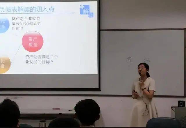 女老师课间忘关电脑,搜索内容被学生看到,教室变社死现场!